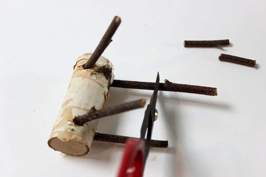 Gắn 4 chân lên thân tuần lộc.