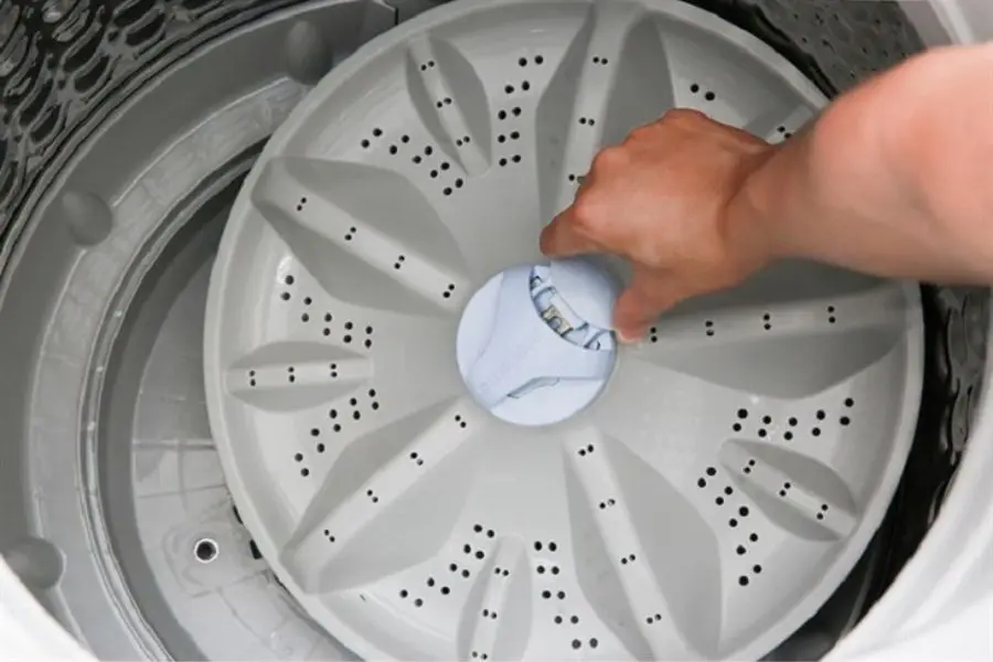 Bạn tháo lần lượt mâm giặt rồi đến lồng giặt một cách nhẹ nhàng