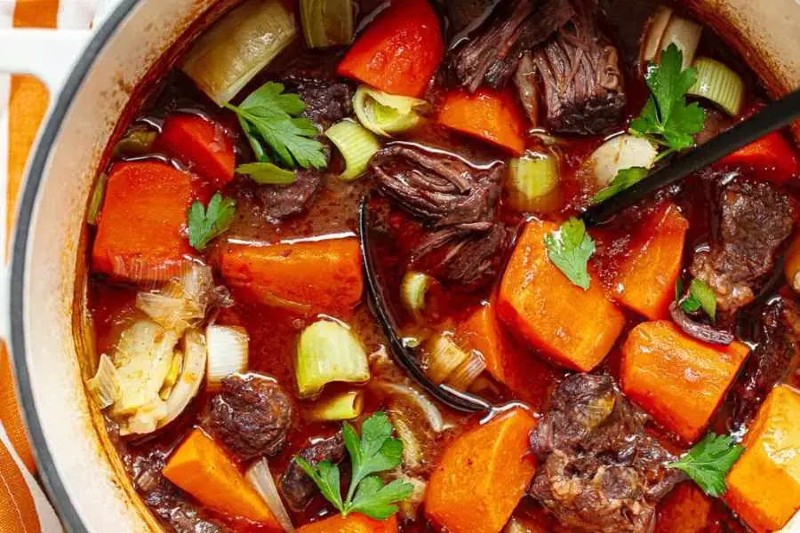 Bánh mì ăn với món gân bò sốt vang đỏ thì rất hợp vị
