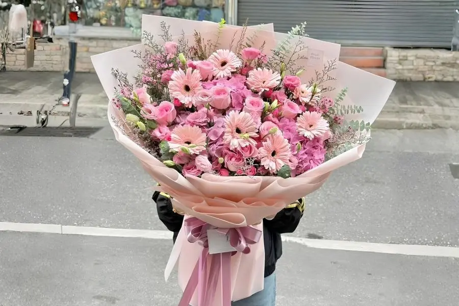 Mẫu bó hoa tông hồng gợi sự dịu dàng, ngọt ngào, yêu thương và tình cảm chân thành