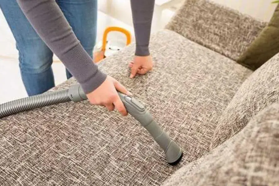 Chuẩn bị máy hút bụi để giặt ghế sofa