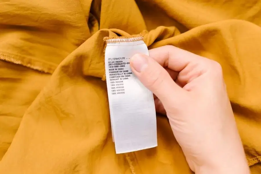 Kiểm tra nhãn giặt quần áo vải rayon xem thông số trước khi giặt