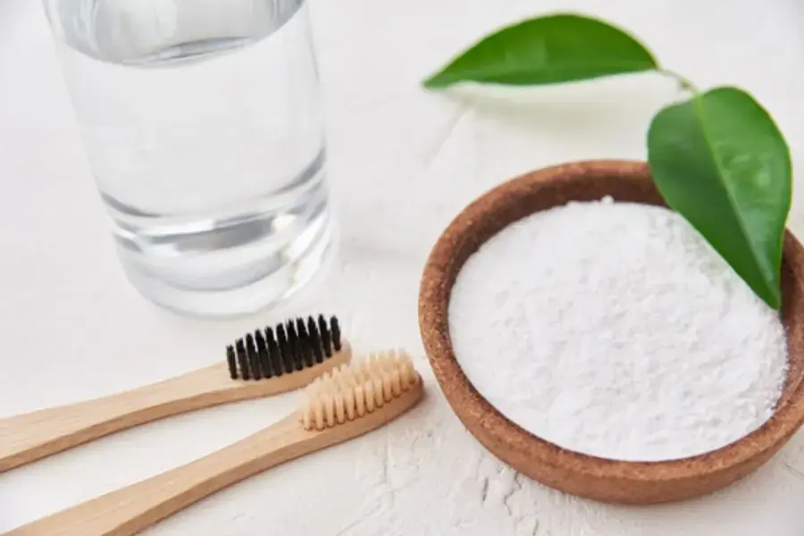 Vệ sinh máy giặt bằng baking soda, nước,xà phòng, bàn chải 
