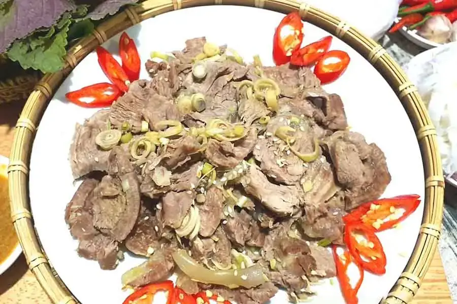 Bê hấp thơm lừng mùi sả là món nhậu cực kỳ hấp dẫn