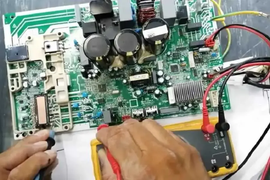 Board mạch bị hỏng là nguyên nhân làm điều hòa Hitachi không lạnh.