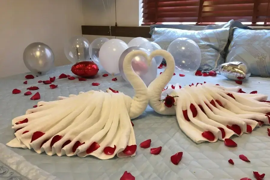 Mẫu trang trí phòng tân hôn với thiên nga tinh tế, đẹp mắt
