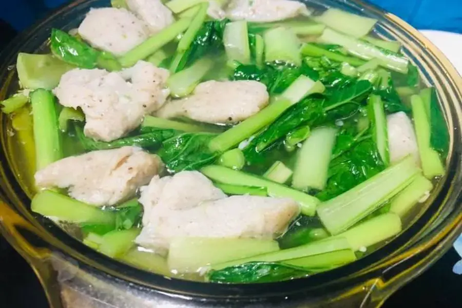 Canh chả cá nấu với rau cải thanh mát và đầy đủ chất dinh dưỡng