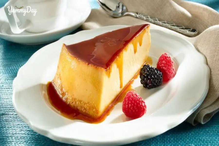 Bánh flan phô mai đặt trên dĩa trắng với 3 quả dâu tây