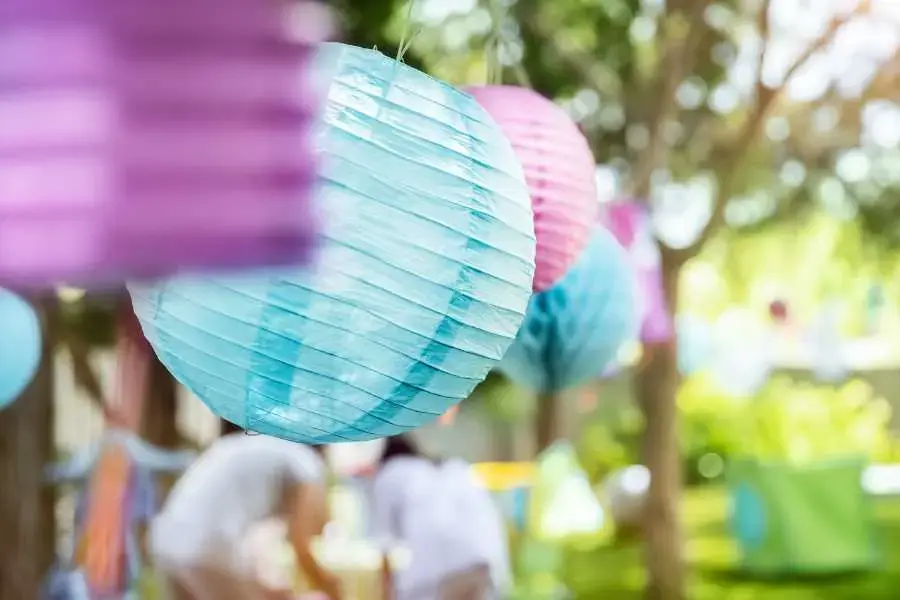 Trang trí sinh nhật ngoài trời với đèn lồng