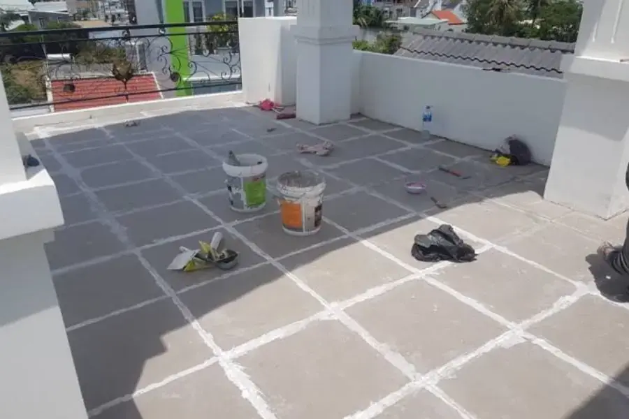 Chống thấm kĩ càng ở những điểm nhỏ như khe nứt, mạch vữa,...