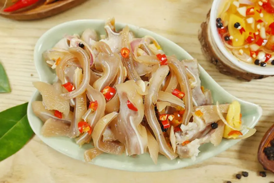 Nhâm nhi món tai heo chua ngọt nhâm nhi để trò chuyện và hàn huyên.