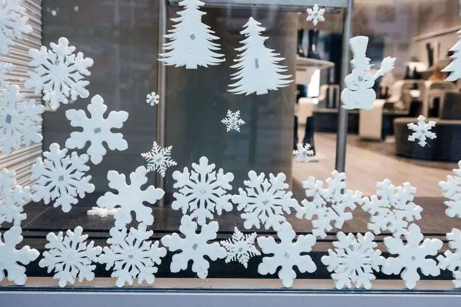 Cách trang trí noel cho cửa hàng từ decal dán kính và dán tường