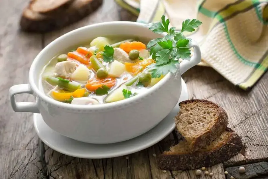 Món thịt gà hầm rau củ mềm mịn, đầy đủ chất xơ