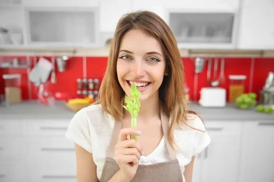 Cần tây chứa nhiều hợp chất giúp ngăn ngừa viêm nhiễm, ung thư
