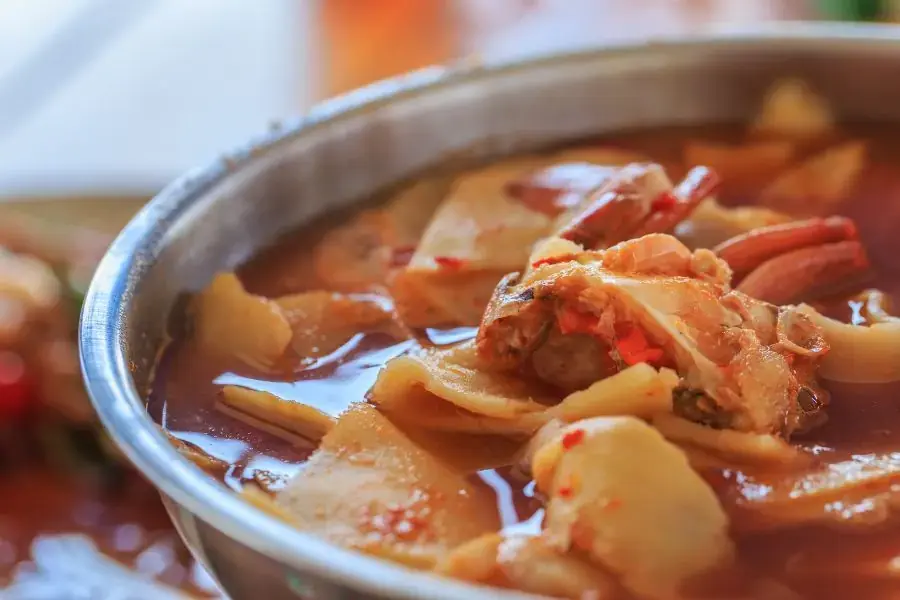 Canh gà nấu măng thanh mát