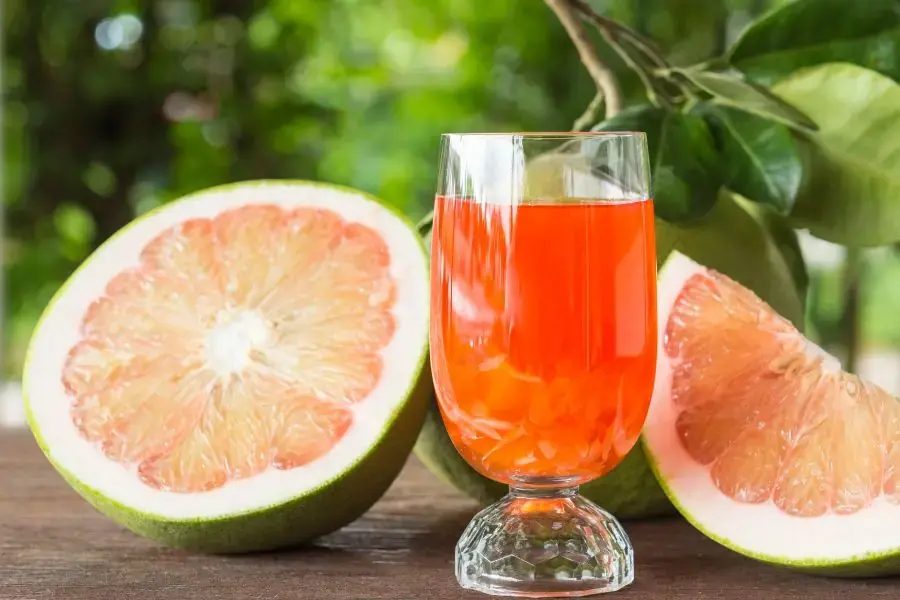 Nước ép bưởi có chứa nhiều vitamin C cùng nhiều hoạt chất chống oxy hóa