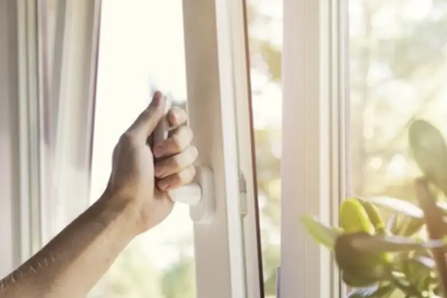 Đóng kín cửa phòng trước khi dùng máy lạnh giúp hạ nhiệt độ phòng nhanh chóng, hạn chế khí lạnh đi ra bên ngoài.