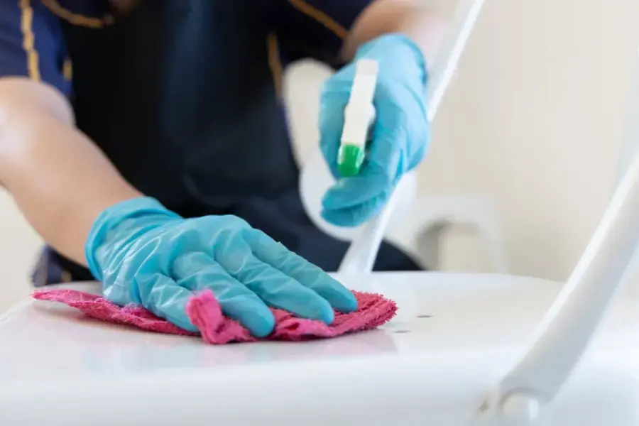 Xịt dung dịch vào các vết bẩn, dầu mỡ, đợi 3 phút cho vết bẩn tan ra