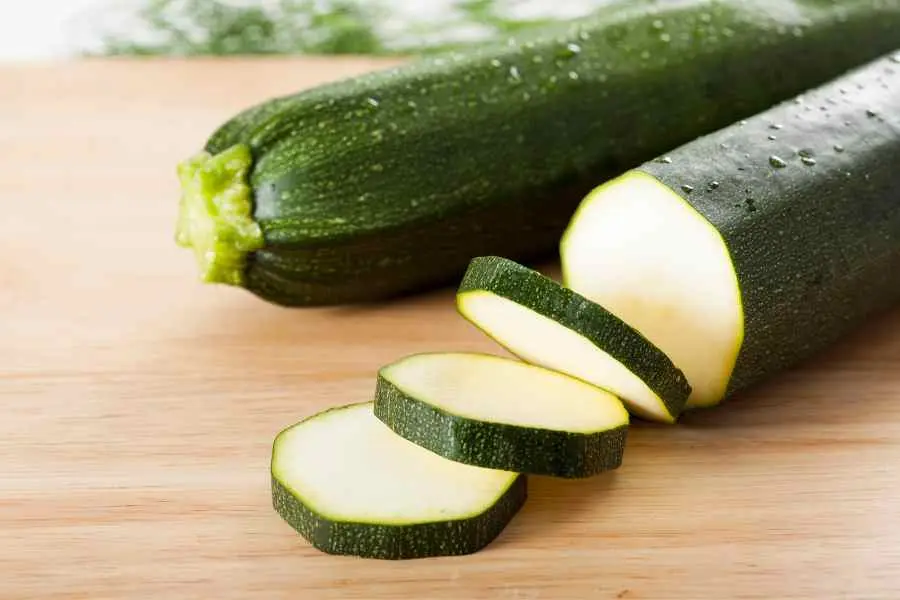 Bí ngòi chứa nhiều vitamin quan trọng cho sự phát triển của trẻ.