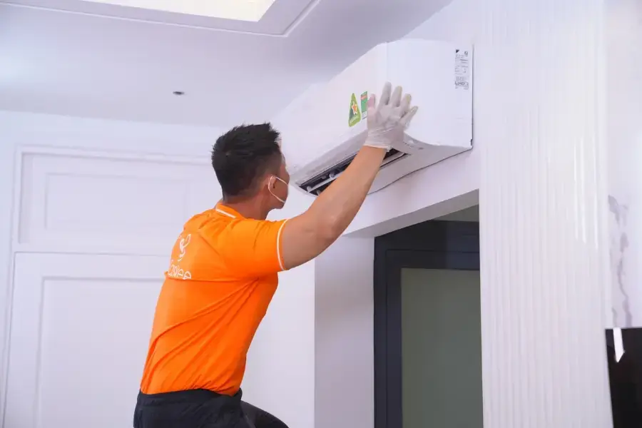 Tasker kiểm tra và đánh giá thiết bị trước khi vệ sinh.