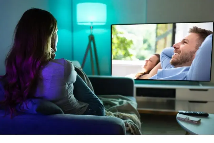 Đặt tivi ngang tầm mắt và nên có gối tựa lưng đảm bảo an toàn nhất cho sức khỏe của bạn