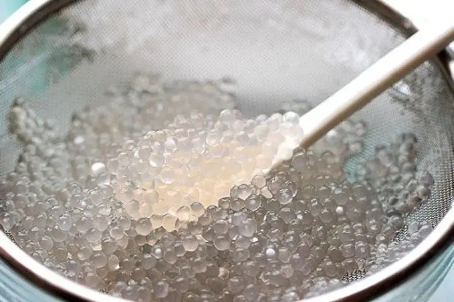 Luộc bột báng cho tới khi màu trong suốt