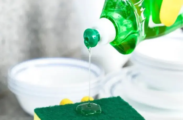 Dùng nước rửa chén để tẩy vết dầu mỡ trên giấy dán tường