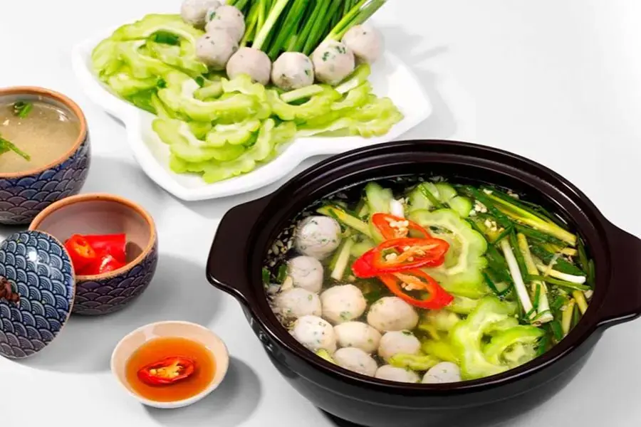 Lẩu chả cá thu chua cay là món ăn hấp dẫn trong tiết trời se lạnh
