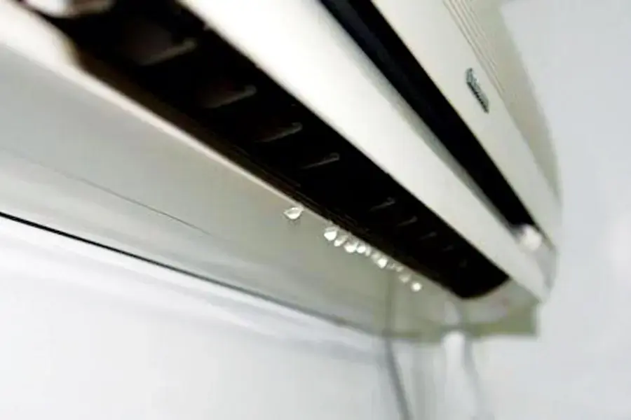 Máy lạnh chảy nước vì bị nghẽn ống thoát