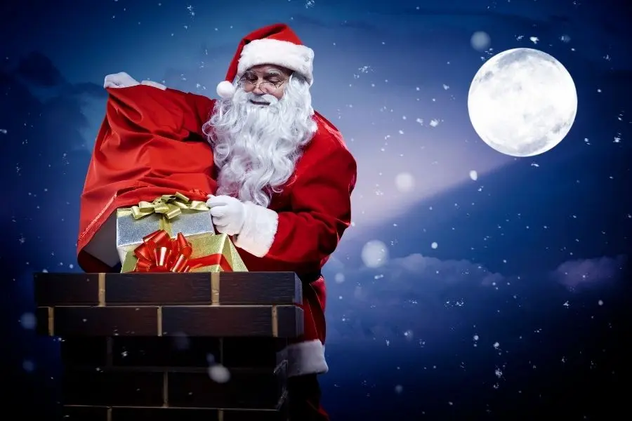 Việc chui qua đường ống khói sẽ giúp ông già Noel tiết kiệm được thời gian và công sức hơn.