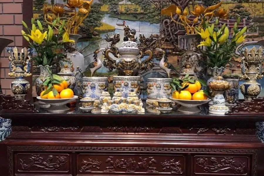Bộ đồ thờ chất liệu gốm sứ với hoa văn cầu kỳ, ấn tượng.
