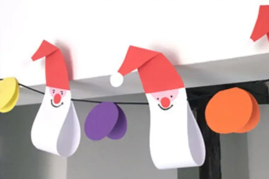Trang trí không gian nhà cửa với Ông già Noel làm bằng giấy.