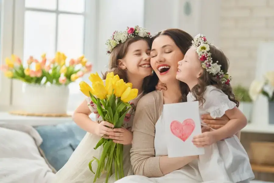 Tự tay mình làm thiệp tặng bà, tặng mẹ sẽ rất ý nghĩa.