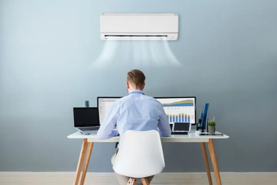 Máy lạnh hút khí nóng nhờ hệ thống quạt dàn lạnh.