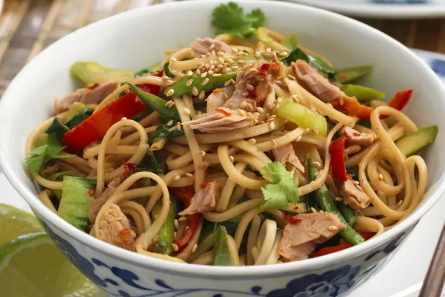 Mì xào cá hộp là một gợi ý cá hộp làm món gì ngon phải thưởng thức.