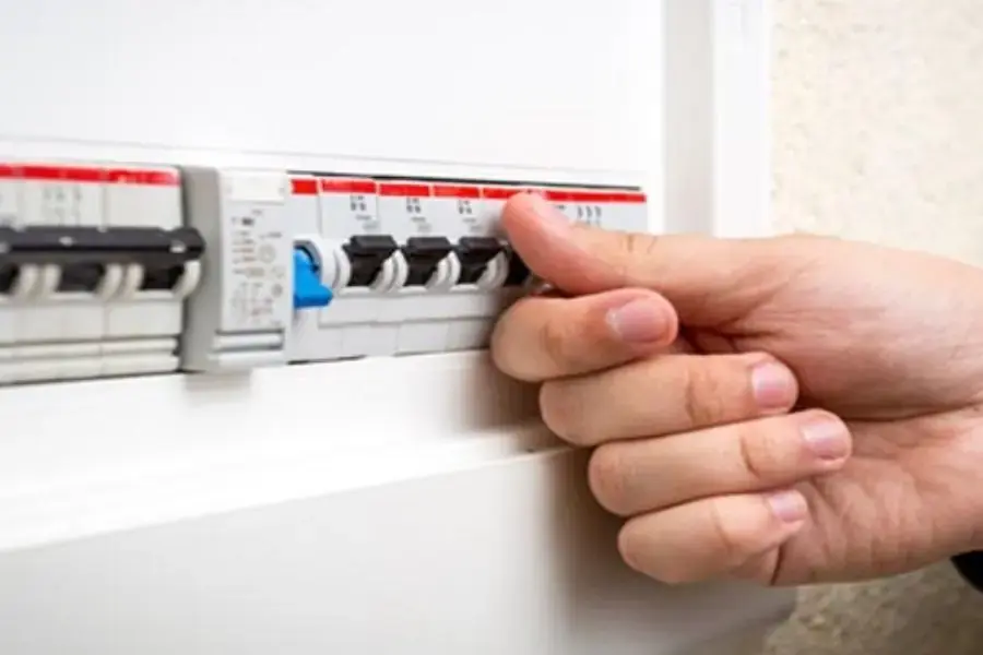 Ngắt nguồn điện và chuẩn bị an toàn.