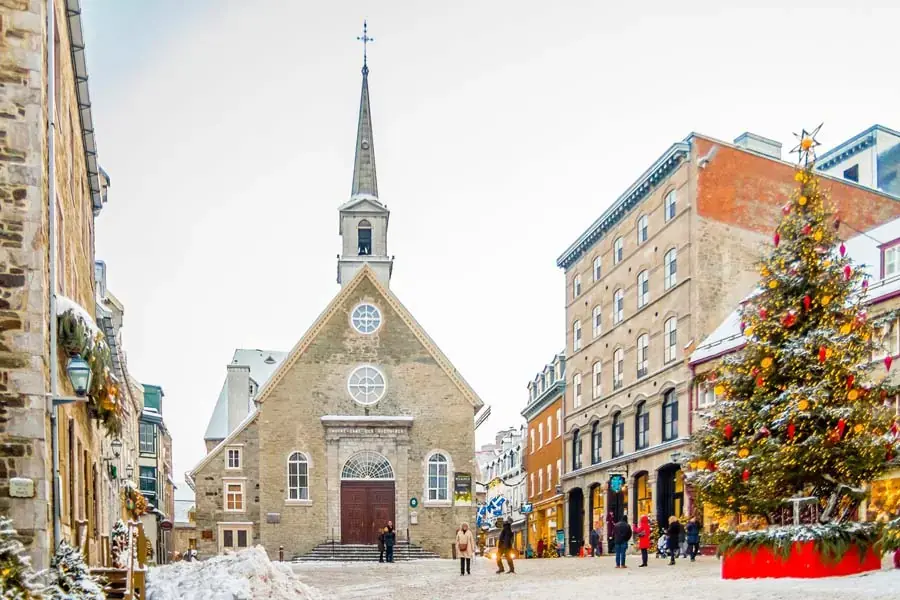 Khuôn viên một nhà thờ ở Cộng Hòa Séc những ngày cuối năm.