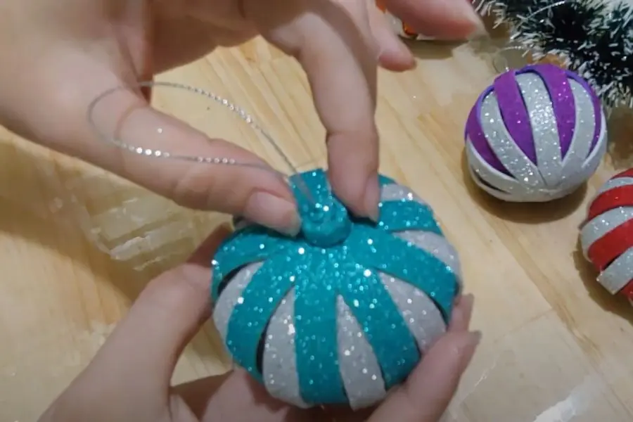 Quả châu Giáng Sinh lấp lánh và bắt mắt.