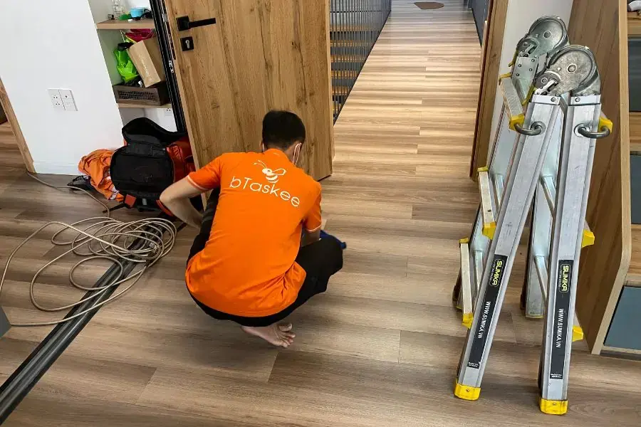 Dịch vụ vệ sinh máy lạnh âm trần bTaskee chuyên nghiệp, uy tín.