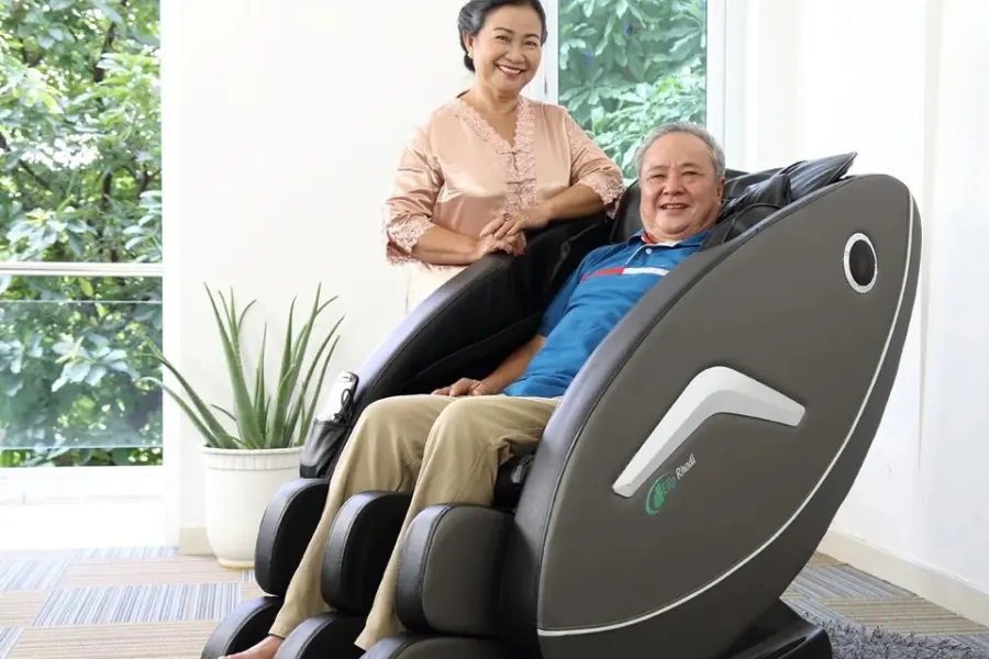 Các thiết bị như ghế massage, máy đo huyết áp và dụng cụ tiện ích có thể là những món quà thiết thực dành cho cha mẹ.