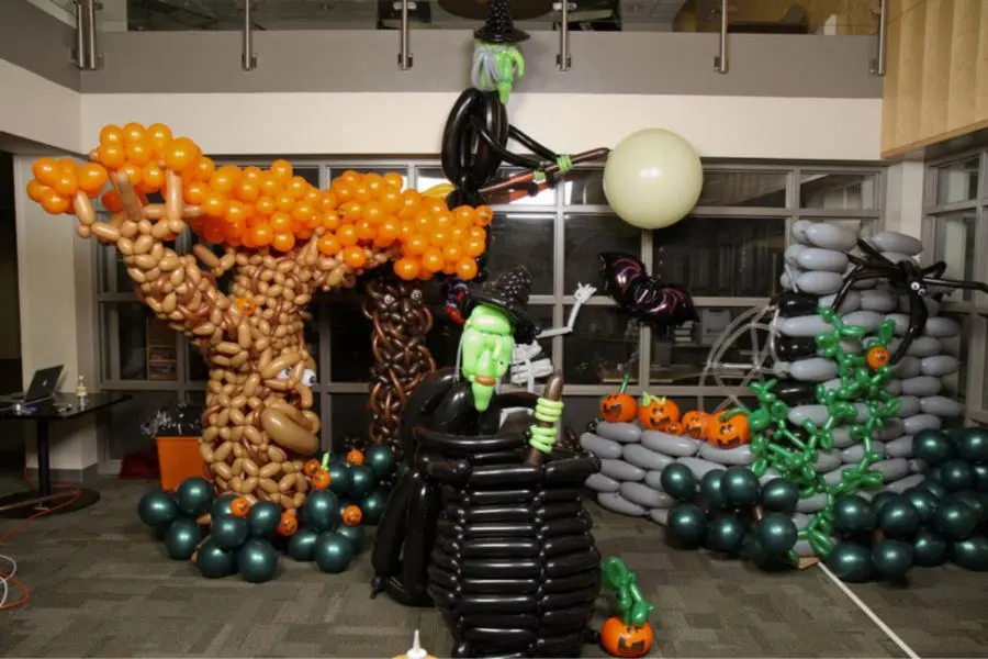 Tạo hình bóng bay mới lạ, độc đáo để trang trí cho dịp lễ Halloween.
