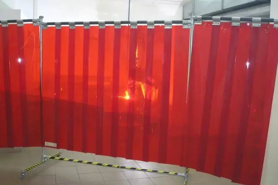 Màn PVC ngăn tia lửa hàn có thể chịu nhiệt từ 15 đến 50 độ C