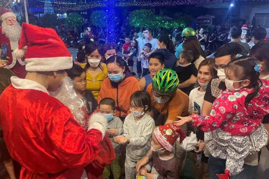 Ở các giáo xứ, những ông già Noel sẽ chia ra phát quà cho các bạn nhỏ.