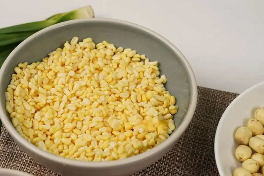 Rửa sạch đậu xanh và hạt sen.