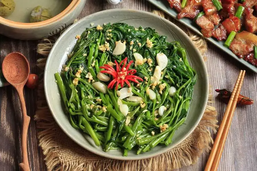 Rau muống xào tỏi có hàm lượng calo thấp phù hợp ăn kiêng