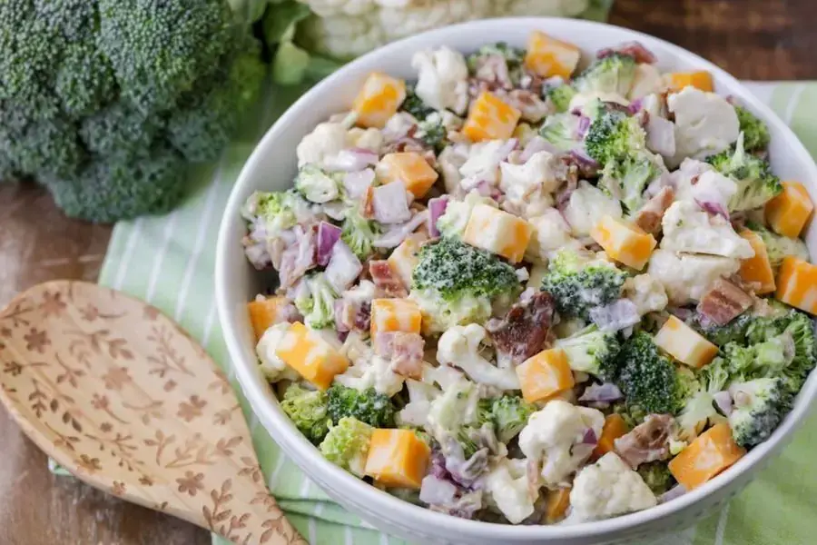 Salad súp lơ trộn cùng sốt mayonnaise 