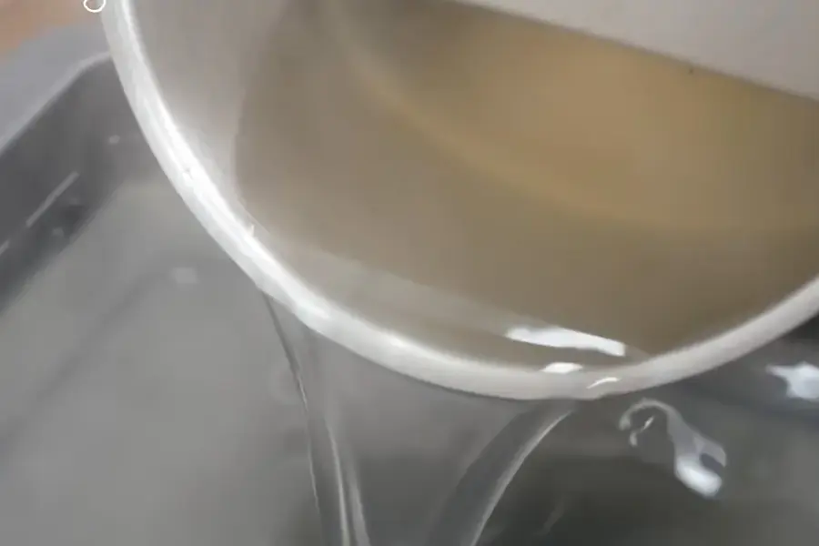 Đổ rau câu vào khay sau đó cho vào tủ lạnh
