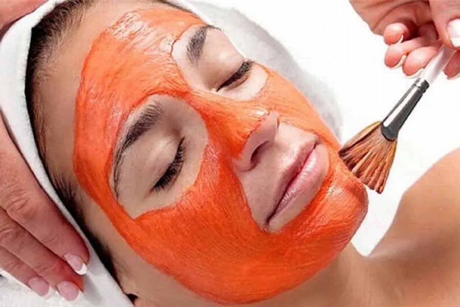 Cà chua là nguyên liệu dễ tìm dễ mua, có tác dụng hỗ trợ trị da dầu cực kỳ tốt.