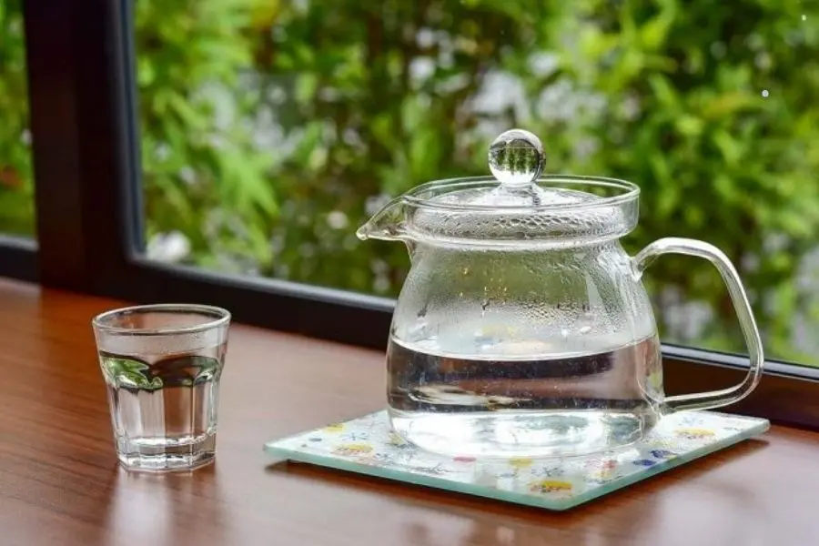 Nên sử dụng nước ấm để pha mật ong và bột sắn dây.