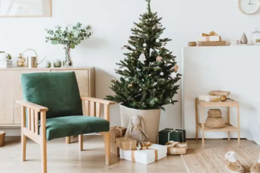 Mẫu trang trí Noel tại nhà tông màu xanh chủ đạo, được bày trí đơn giản với cây thông và vài món quà xung quanh.